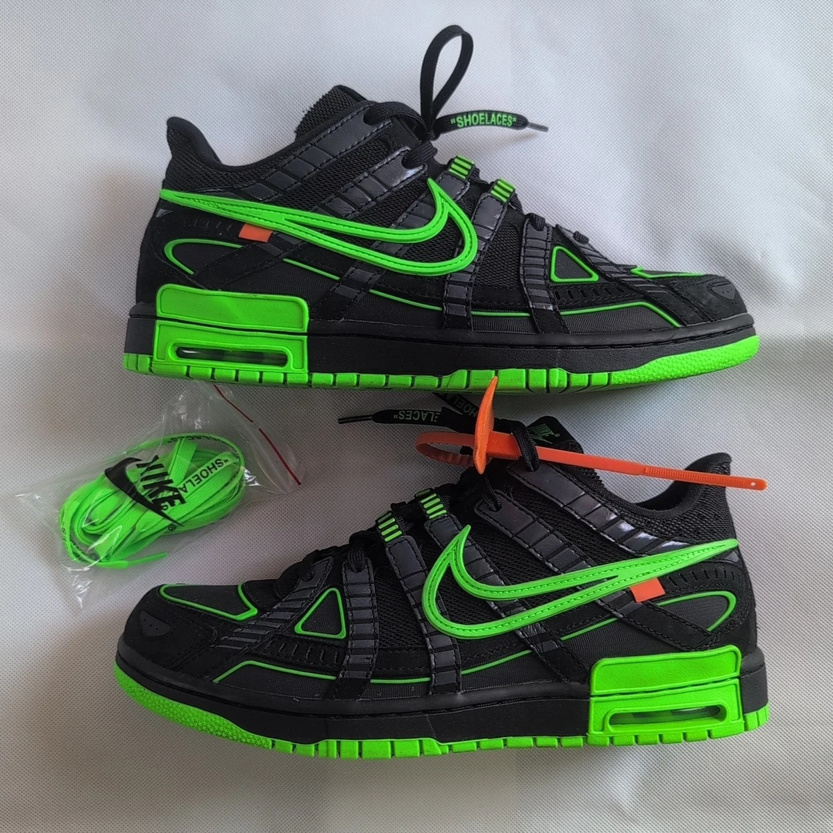 Preços baixos em Nike Air Rubber Dunk x Off-White Low Green Strike