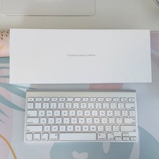 Apple Wireless Bluetooth Keyboard Silver White Silver A1314 MC184LL/A with Box