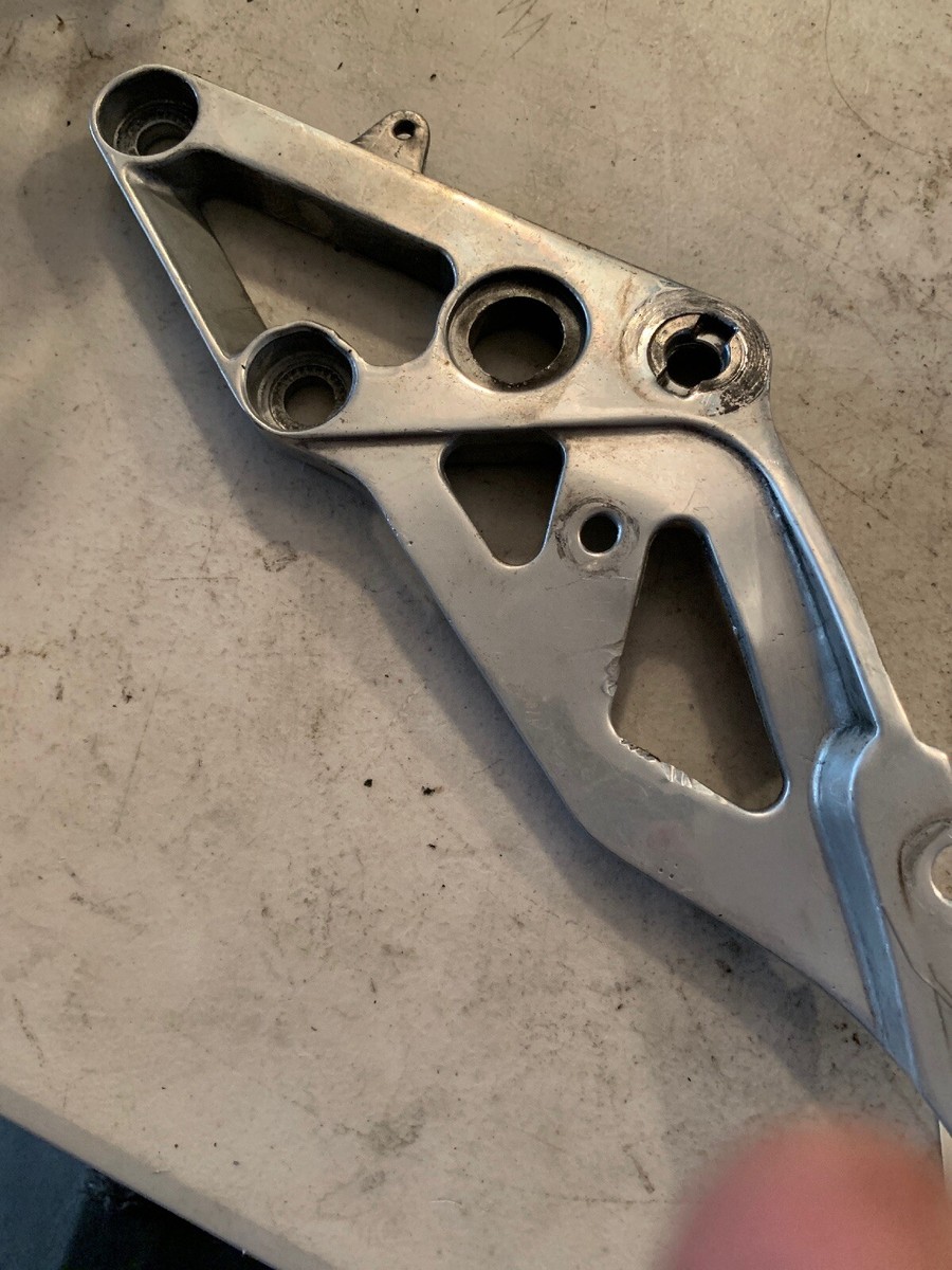43511-17E00 Suzuki RIGHT Footrest Bracket 1993 GSXR750 GSXR 750 | eBay