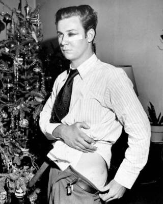 Robert Cox shows his injuries after he was allegedly beaten by a p .. Old Photo