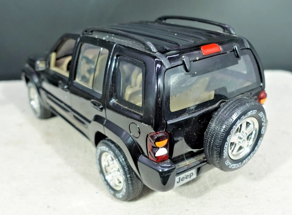 Matchbox Collectibles 2004 Jeep Liberty 1/18 - Image 4 of 4