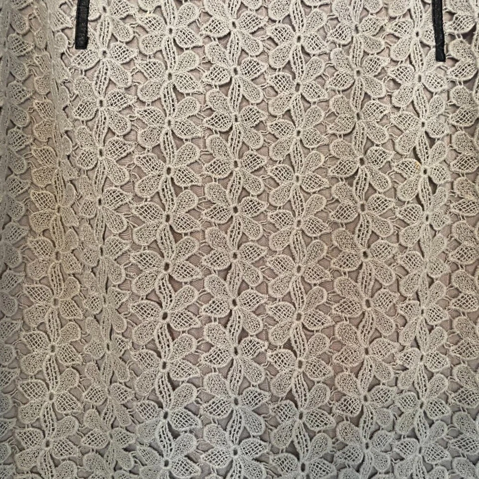 Yoana Baraschi Saia Lápis Cinza Renda Floral, Couro, Feminina, Coquete, 4 - Imagem 3 de 4