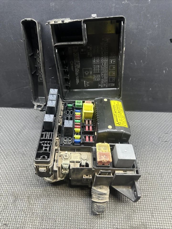 01-08 Mitsubishi Eclipse Galant caja de fusibles módulo OEM Foto 2 de 4