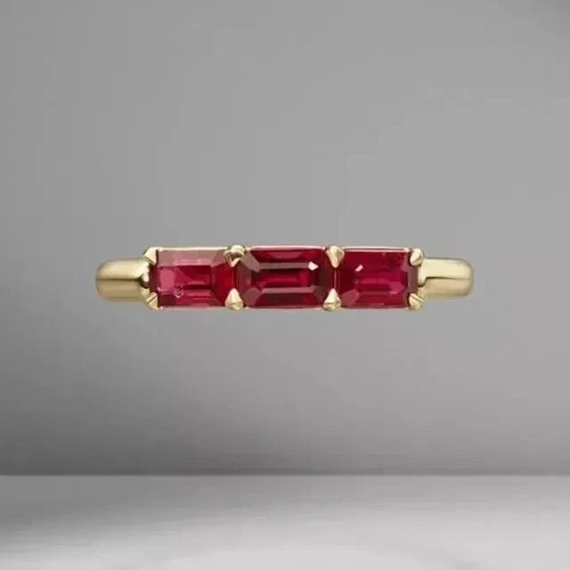 Anillo de tres piedras de rubí rojo creado en laboratorio enchapado en oro amarillo de 14 quilates de 2,25 quilates corte esmeralda Foto 3 de 4