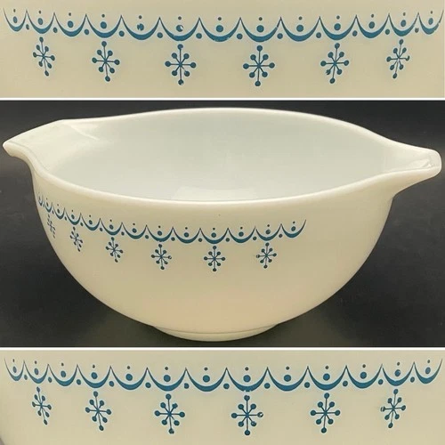 Pyrex 443 Blue on White Snowflake Garland Cinderella Bowl 1972-1975 USA 2.5quart