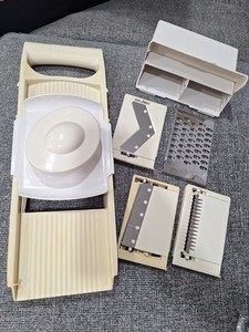 Mandoline Pampered Chef Ultimate - RETIRÉE, Avec 8 Lames, Coupe-froid, Râpe