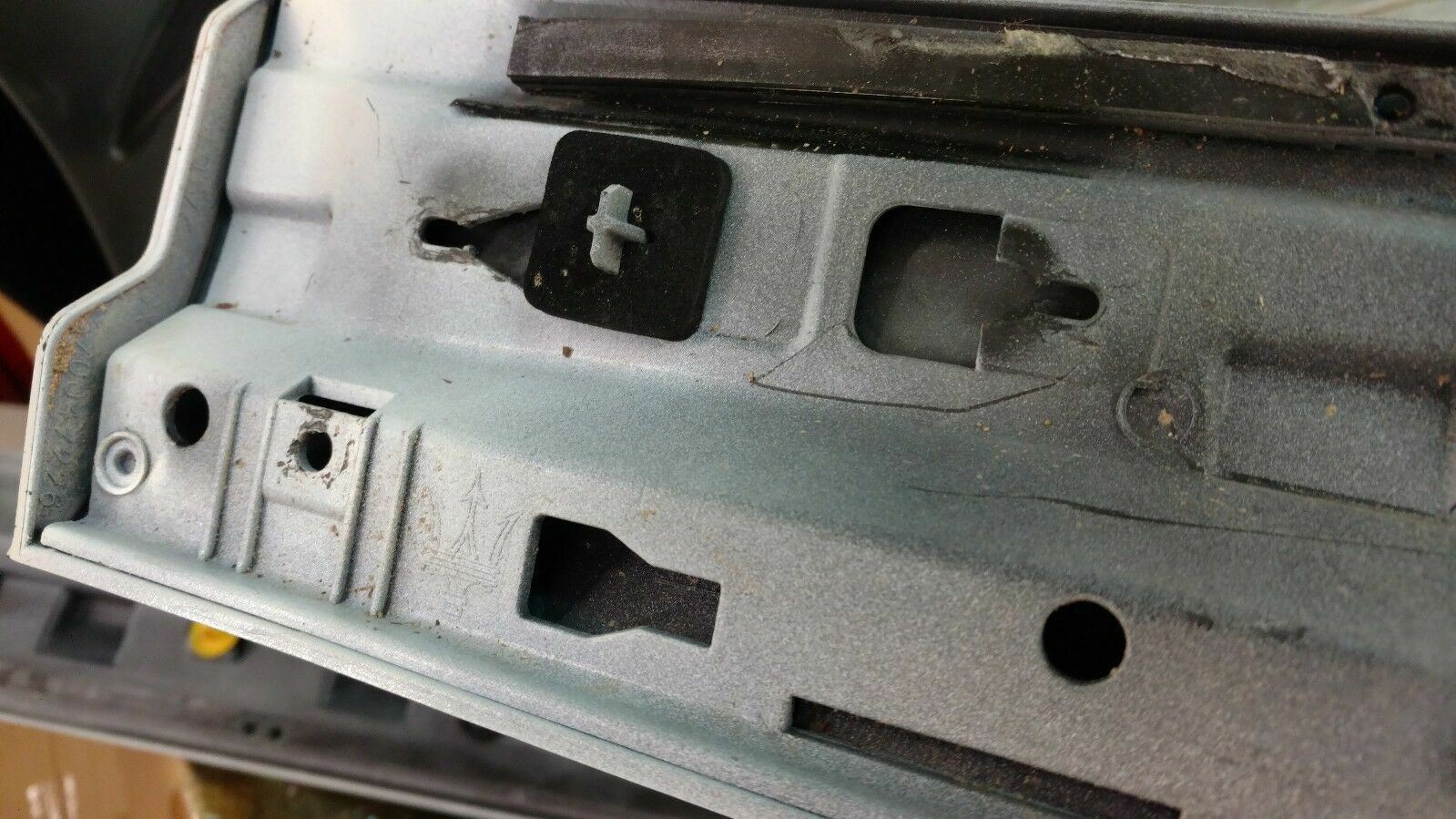 MASERATI LEVANTE DRIVER LEFT SIDE DOOR MOLDING TRIMS OEM 670035236
