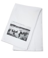 Harvard Vs. Yale Rowing Crew Race - Vintage Photo (100% Cotton Towel Absorbent) Harvard Vs. Yale Rowing Crew Race - Vintage Photo (100% Cotton Towel Absorbent)