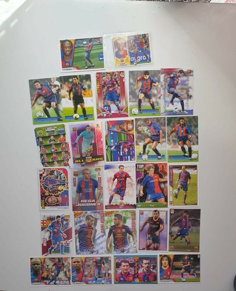 LOTE 52 CROMOS JUGADORES FC. BARCELONA. DIFERENTES JUGADORES Y ÉPOCAS.