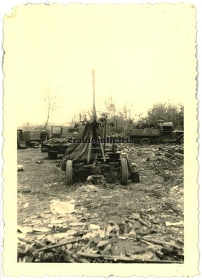 Orig. Foto russ. Beute Flak Geschütz Lafette Lkw in Russland 1941