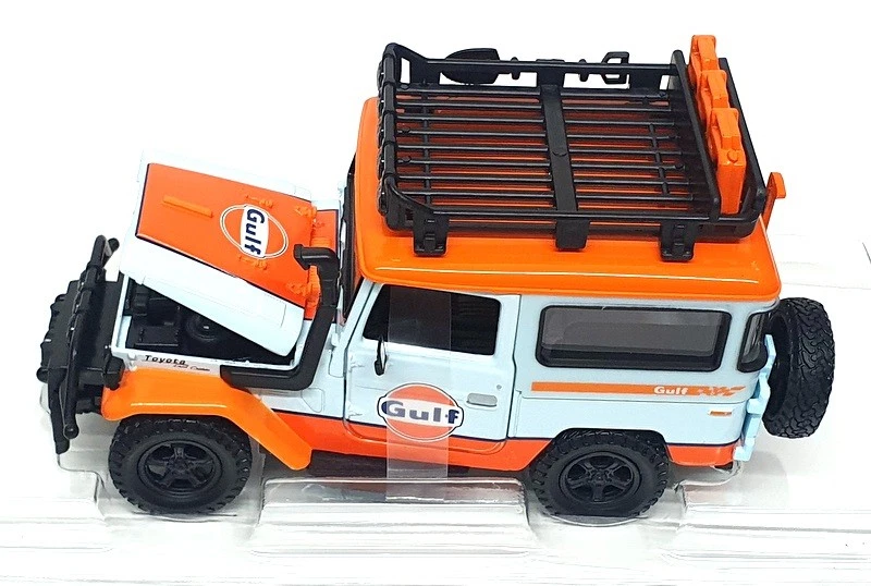 Motor Max escala 1/24 79658 - Toyota FJ40 Land Cruiser (Gulf) Lt azul/naranja Foto 4 de 4