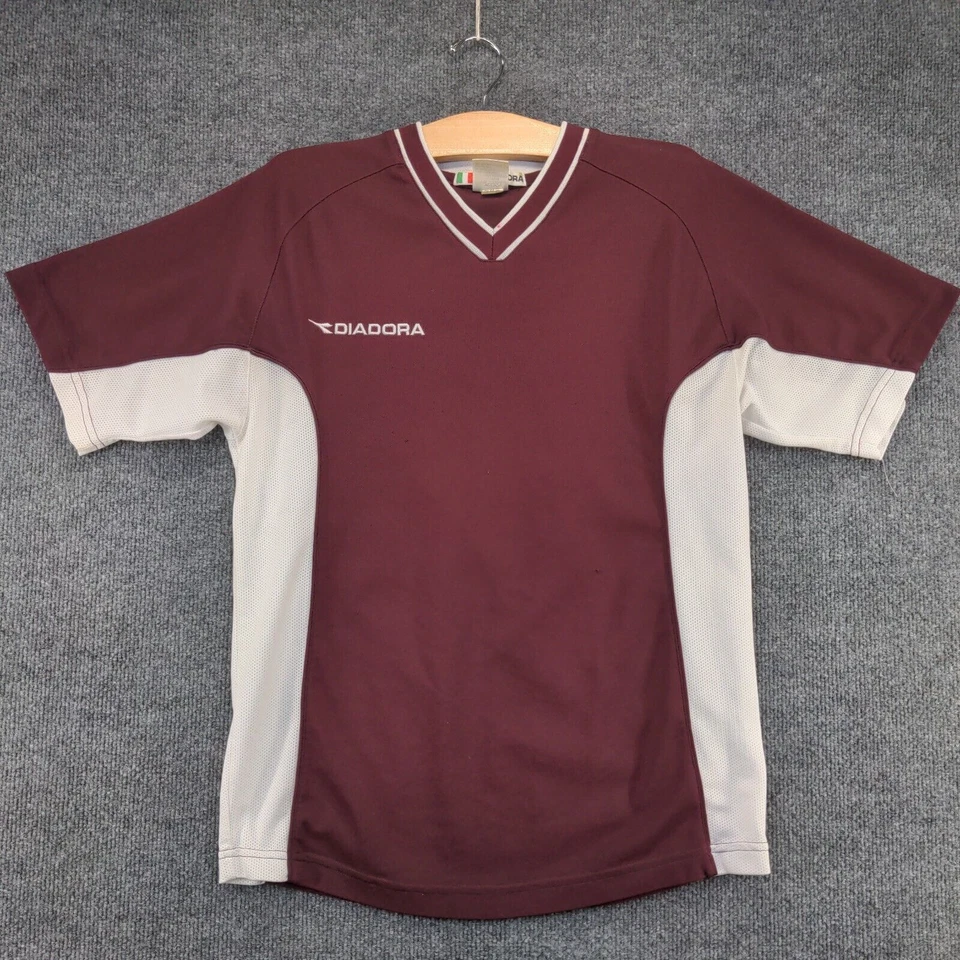 Camisa Jersey Para Hombre Diadora #36 Roja y Blanca Pequeña Cuello en V Logo Bordado Foto 2 de 4