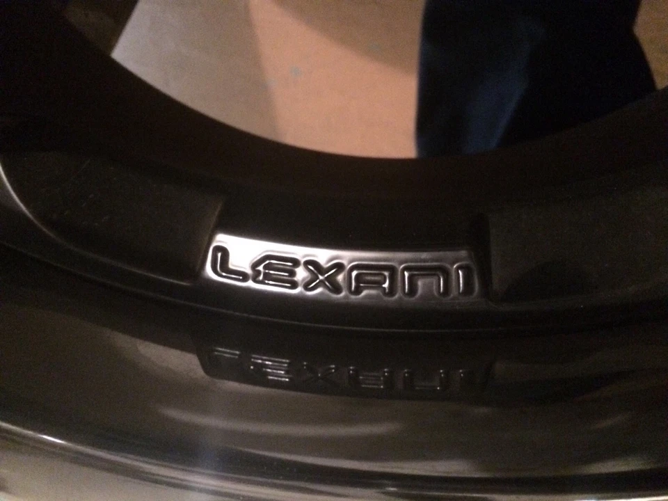 JUEGO 4 LLANTAS LEXANI 20"•DELANTERAS/20x8,5TRASERAS/20x10•RUEDAS NEGRAS MECANIZADAS•AJUSTAN INFINITY Foto 3 de 3