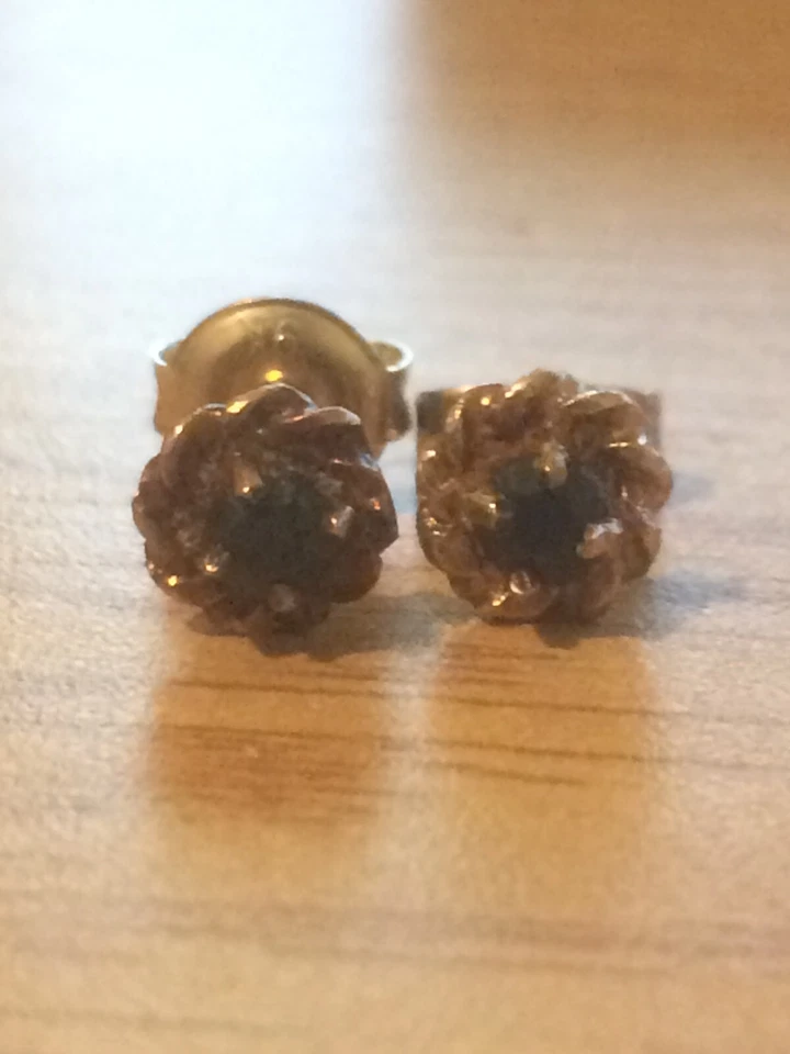 Винтажные серьги-гвоздики из желтого золота 9 карат с одним сапфиром с полной маркировкой - Изображение 4 из 4