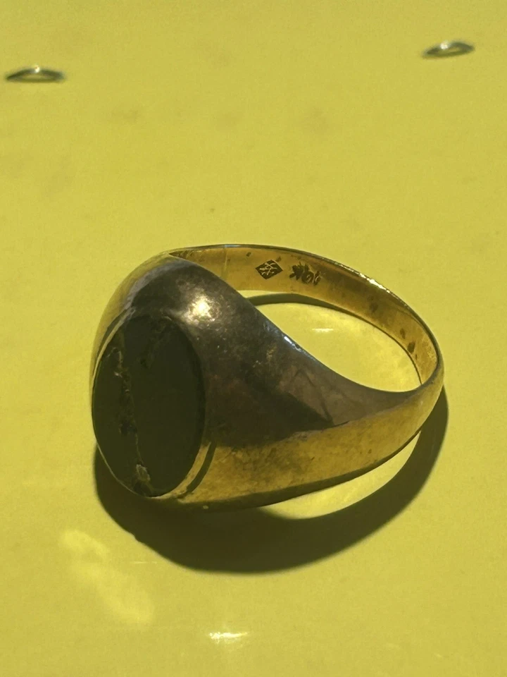 Men's 9 crt Rose Gold Ring with damaged Black Onyx Setting 14x10 mm S-T XRF Test - Image 3 of 4