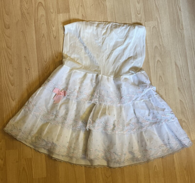 Vintage 50er-60er Jahre blumiger Nylon-Petticoat, mit rosa Schleife. Benötigt neue elastische.
