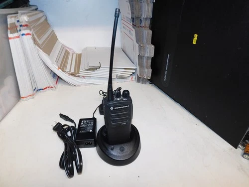 MOTOROLA CP200D AAH01JDC9JC2AN VHF 136-174MHZ 16CH 2-WAY RADIO W/BATTERY/CHRG