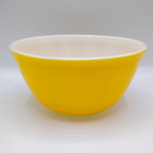 Vintage Pyrex Yellow Light Orange #402 1-1/2 Quart Mixing Bowl Daisy Citrus