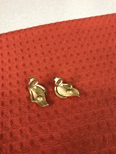 Joyería de colección ~ Pendientes firmados por diseñador de disfraces TRIFARI ~ Clip de esmalte blanco - Imagen 4 de 6