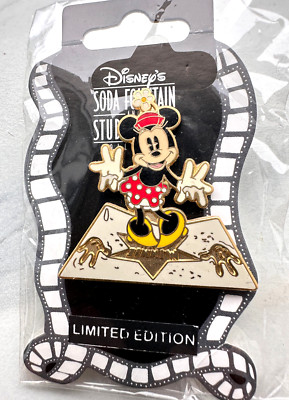 Disney Pin PP 49180     DSF - Walk of Fame - Minnie Mouse Handprints