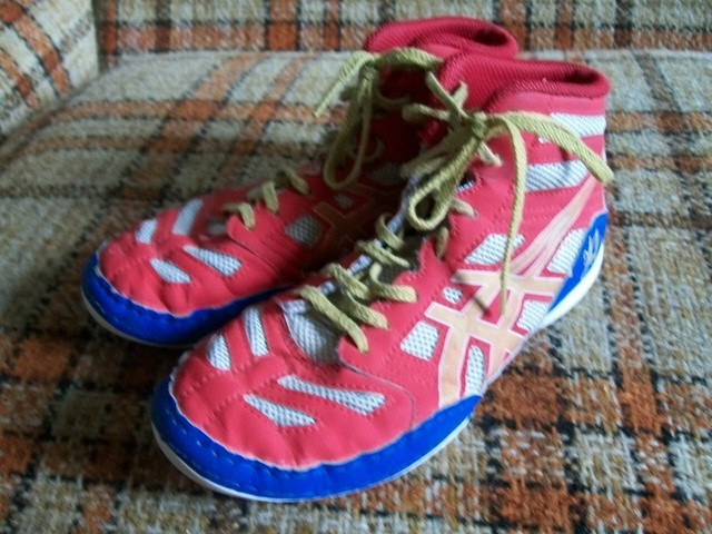 blue and gold wrestling shoes