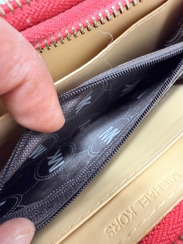 Michael Kors Geldbörse rot mit umlaufendem Reißverschluss und Schlossakzent - zwei Reißverschlussfächer - Bild 5 von 8