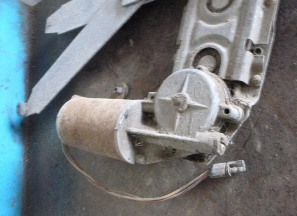 Ford Falcon XA-XC Wagon Tailgate Window Regulator & Motor - Image 2 of 4