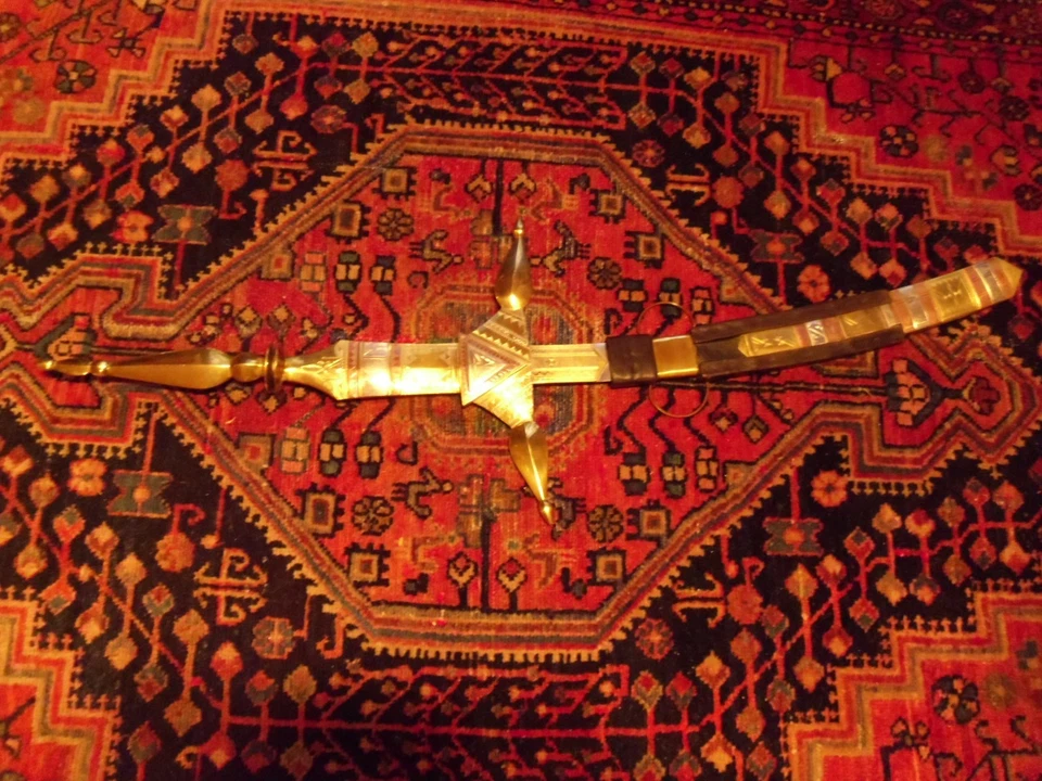 Antigua espada cermonial de latón macizo 48 x 18 grabada a mano plata cobre cuero Foto 3 de 4