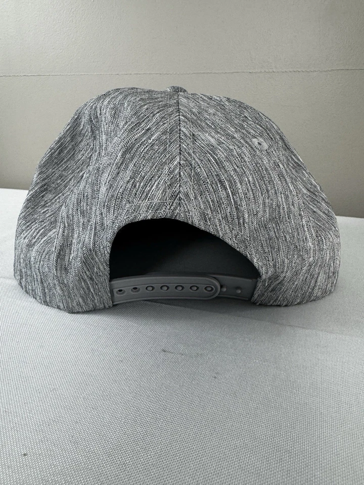 Gorra Jagermeister Gris Blanco Negro Borde Plano Ciervo Cruz OS Y2K Festival Streetwear Foto 2 de 4