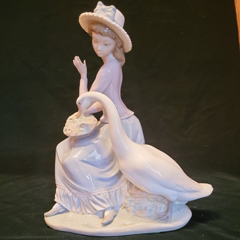 Lladro "Goose Trying To Eat" #5034 Porcelain Figurine 1979 Retired Mint
