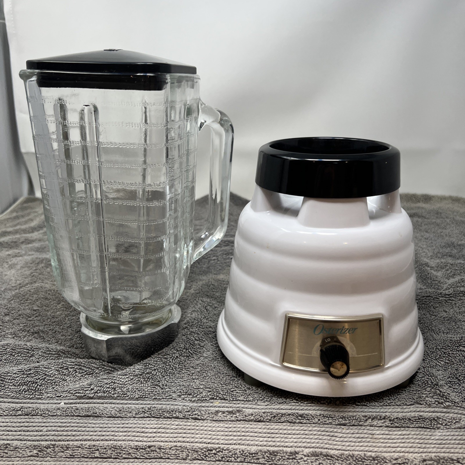 Vintage Oster Model 235 Beehive Blender White Base Glass Pit