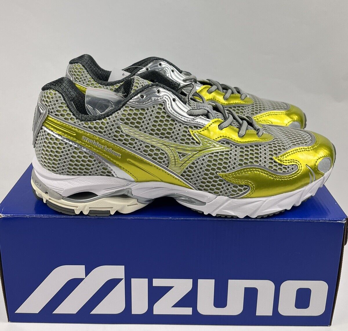Mizuno-Green Wave Rider 10 One Block Down Size: UK9 / US10 Mizuno-Green Wave Rider 10 One Block Down Size: UK9 / US10