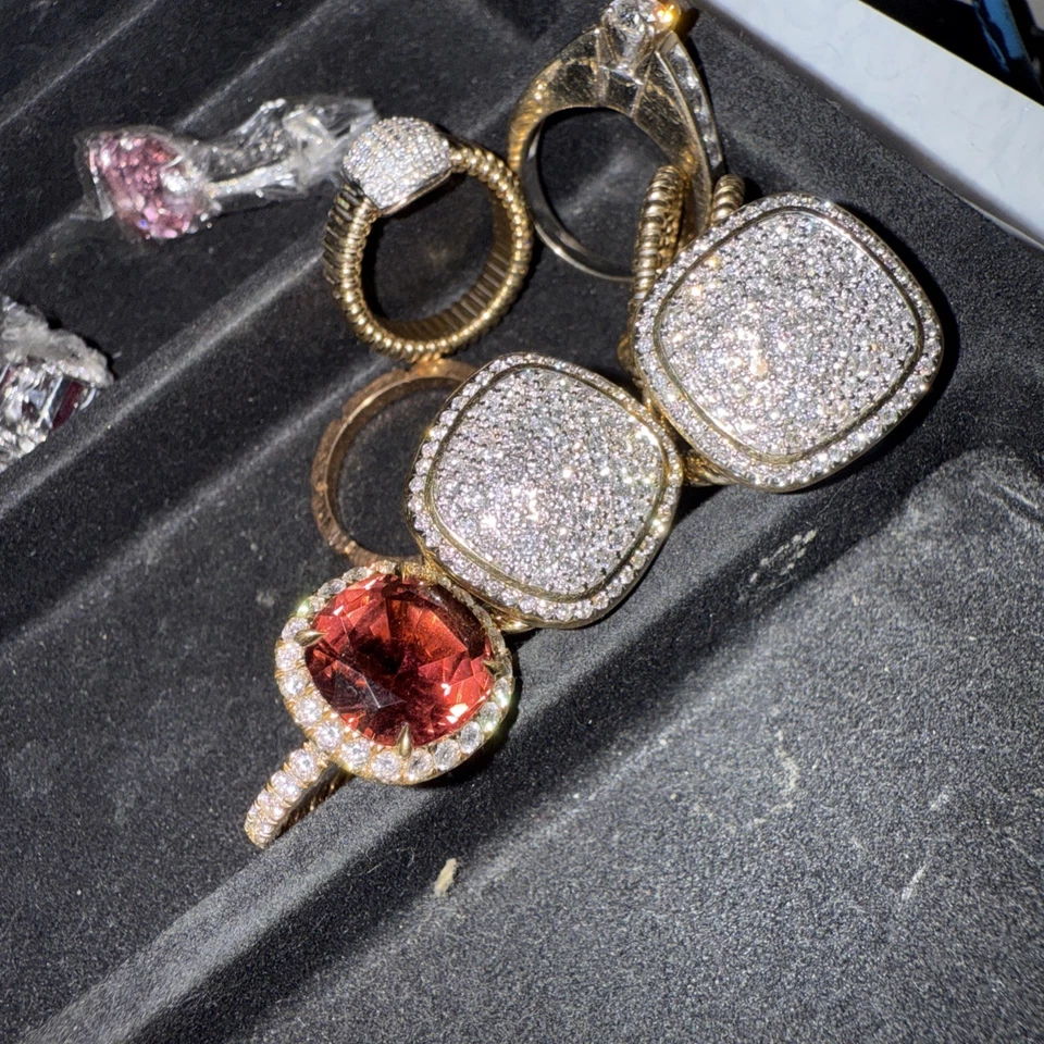 Anillo de oro amarillo de 18k con diamantes de laboratorio de 1, quilate Foto 4 de 4