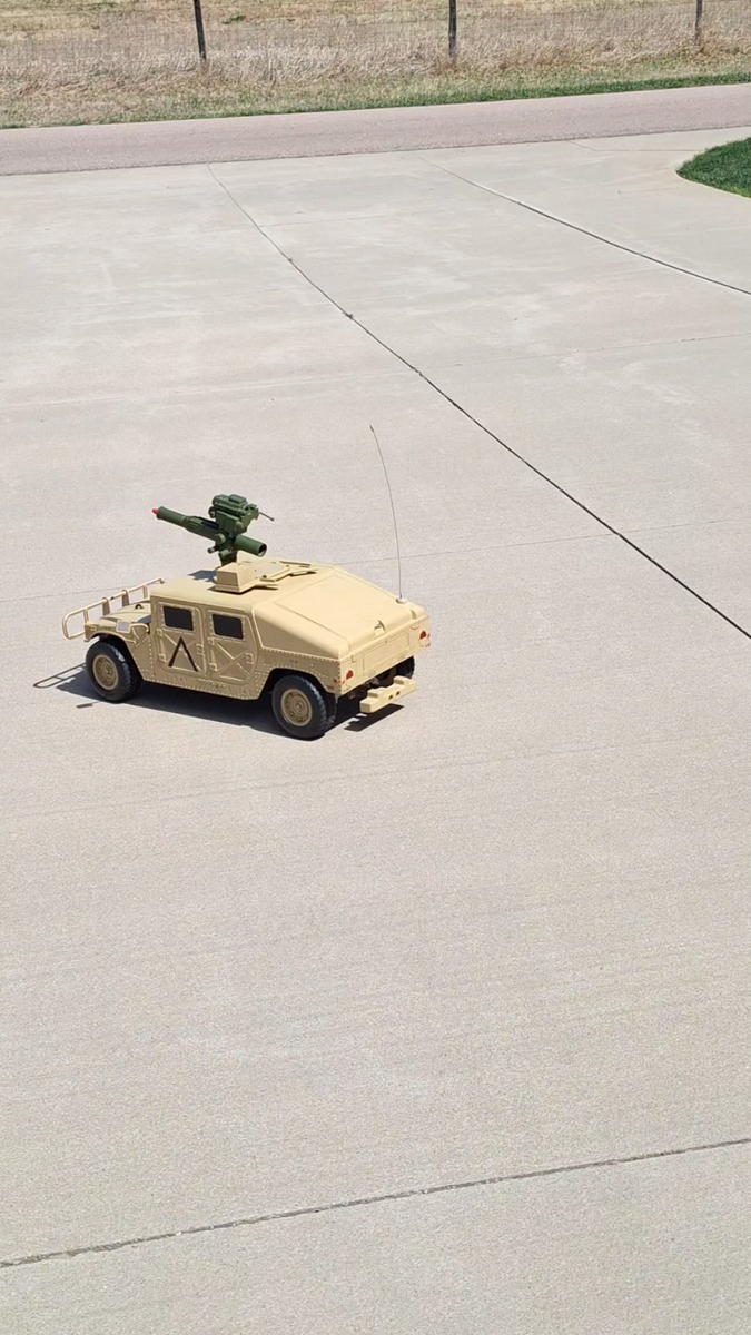 21ST CENTURY TOYS-ULTIMATE SOLDIER RC HUMVEE WITH TOW MISSILE-1:6