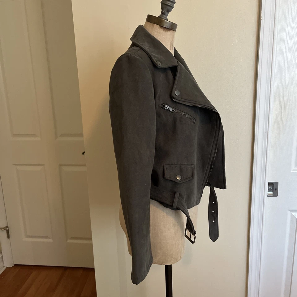 Chaqueta moto imitación gamuza gris carbón forever 21 pequeña Foto 2 de 4