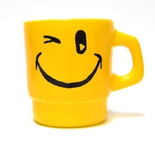 RARE VINTAGE FIREKING WINKING SMILELY FACE MUG