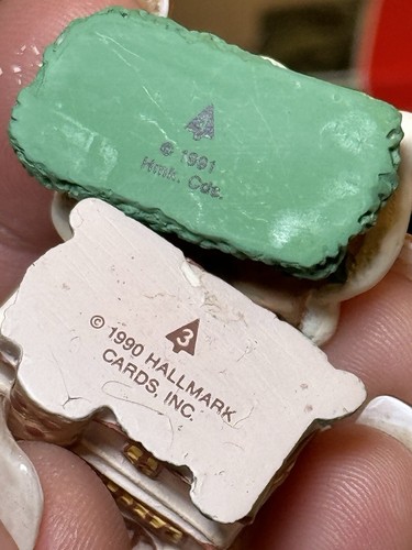 Lote 2 Adornos Hallmark Keepsake Miniatura Inglés Village Inn 1991 Escuela 1990 - Imagen 12 de 20
