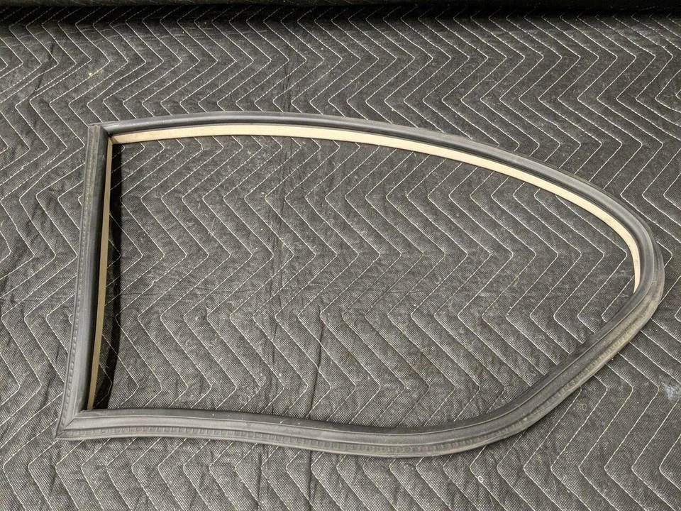 Junta de janela traseira BMW E46 3-Series M3 Coupe bege claro 51368252623 - Imagem 3 de 4