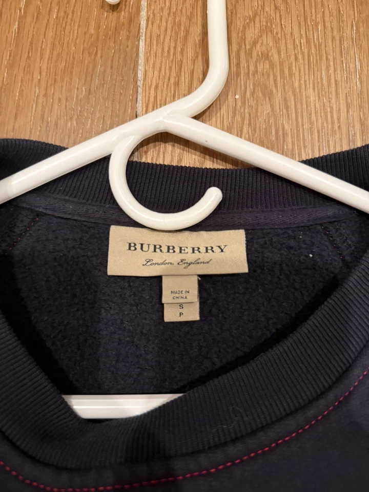 Men’s Navy Burberry/Red Lettering Crew Neck Sweatshirt Size Small Foto 2 de 2