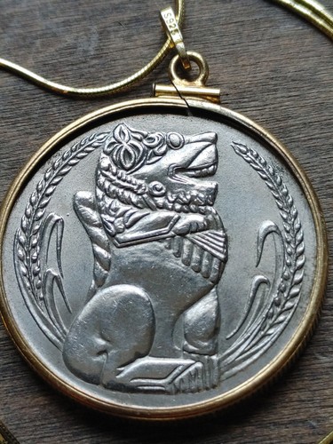1969 Singapore Brilliant Lion Dollar Pendant on a 20" 18KGF Filled Chain 34mm - Picture 4 of 16