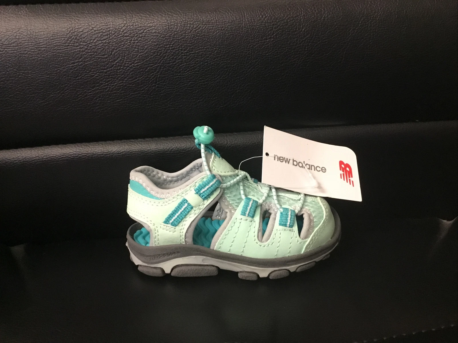 Nuovo sandalo Adirondack per bambini New Balance (K2029GRM) grigio nuovo di zecca taglia 6