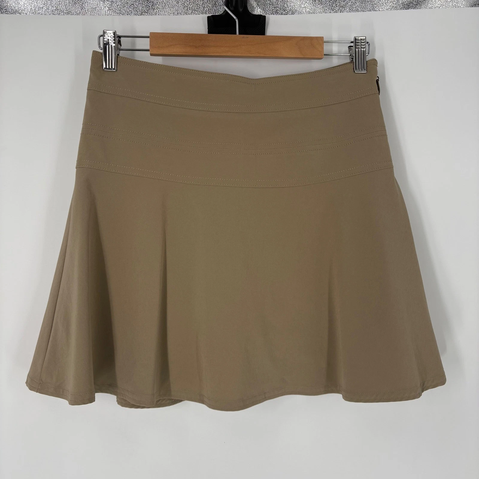 Athleta Khaki Active Skort Flared Mini Skirt Back Zip Pocket Size 4 Athleisure