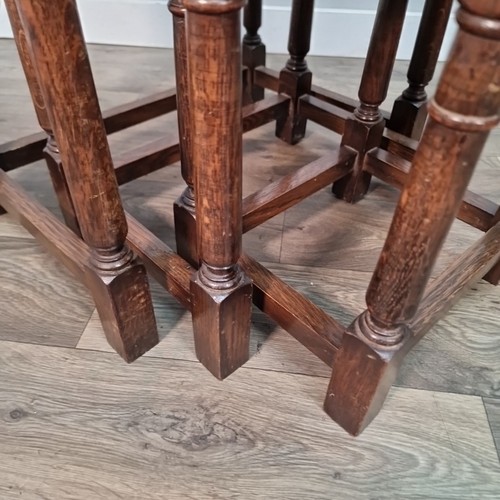 Vintage Solid Oak Nest of 3 Tables – Jacobean Revival - Turned Legs Joint Side - Picture 17 of 24