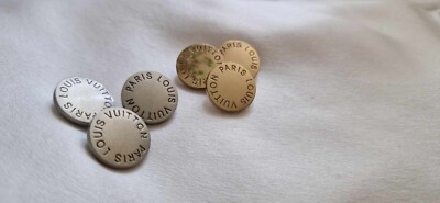 EIN LOUIS VUITTON KNOPF GOLD UND MATT SILBER 19 MM