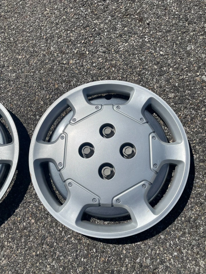 Лот из 2 болтов серии 1991-1995 Saturn S на 14-дюймовых колпаках колес - Изображение 4 из 4