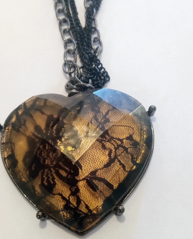 Collar de cadena de triple hilo Betesy Johnson con corazón de encaje grande color ámbar Foto 2 de 4