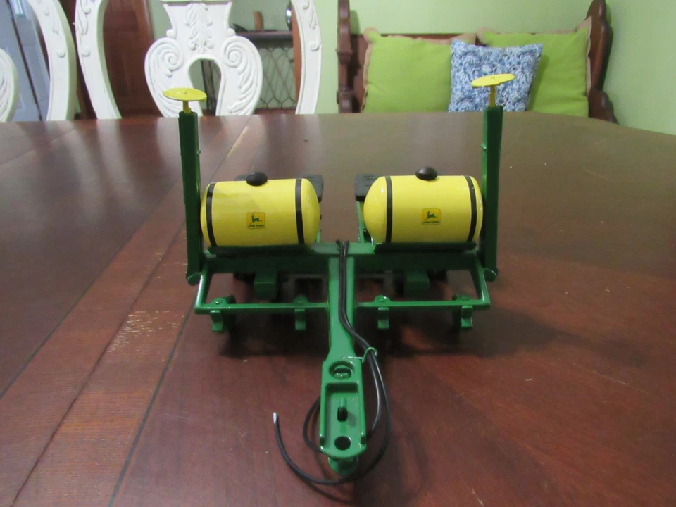 CUSTOM BUILT 1/16 JOHN DEERE 7000 4 ROW PLANTER - EXCELLENT CONDITION - Image 2 of 4