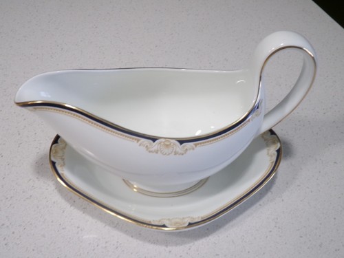 WEDGWOOD CAVENDISH GRAVY BOAT WITH UNDERPLATE - Picture 2 of 3