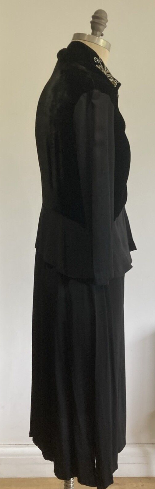 Vintage 1930s Black Dress, Silk Velvet Bodice/Beaded Collar, 18" pit to pit 10