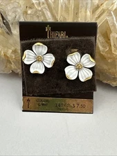 VINTAGE NOS TRIFARI GOLDTONE WHITE ENAMEL DOGWOOD FLOWER CLIP ON EARRINGS